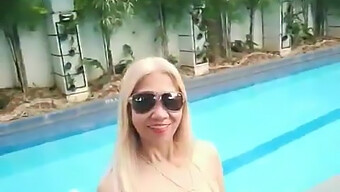 Ibu Tiri Berpayudara Besar Dalam Bikini Seksi Semasa Percutian