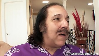 Ο Ron Jeremy Απολαμβάνει Στοματικό Σεξ Από Τη Θετή Του Κόρη Lynn Love