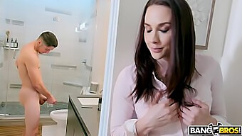 Chanel Preston Menemukan Putranya Sedang Masturbasi Di Kamar Mandi Dan Ikut Campur