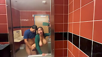 Pareja Atrevida Se Involucra En Sexo En Un Baño Público Con Riesgo De Rebotar Sus Tetas Naturales. ¡no Te Pierdas Esta Escena Caliente!