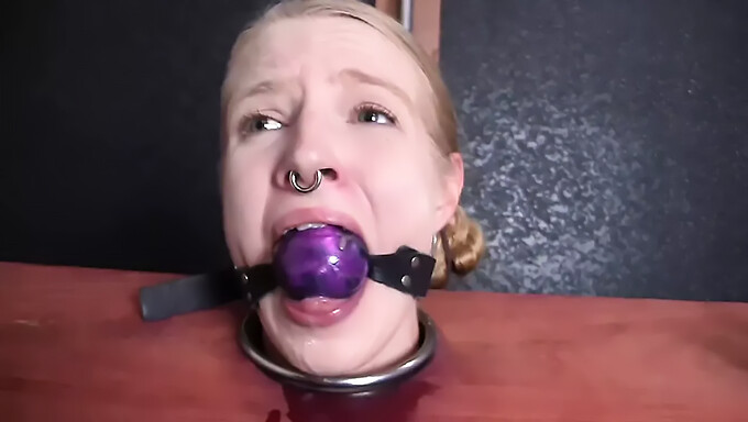 Amerikansk Bdsm-Mester Bruger Vibrator På Sin Underdanige Slave