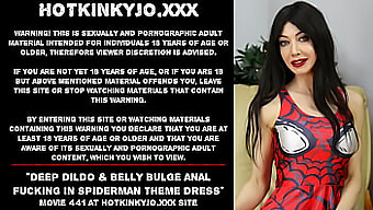 เล่น Bdsm ในธีม Spiderman ด้วยของเล่นทางทวารหนักและการหยอกล้อ