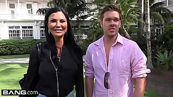 Jasmine Jae Si Užíva Trojicu Na Pláži S Hračkou A Odhalenou Mačičkou.