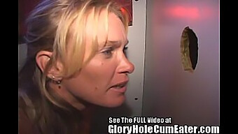 Milf Thích Thú Với Tình Dục Nhóm Không Che Tại Gloryhole