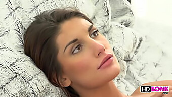 Kemahiran Oral Sensual August Ames Membawa Kepada Seks Yang Penuh Gairah