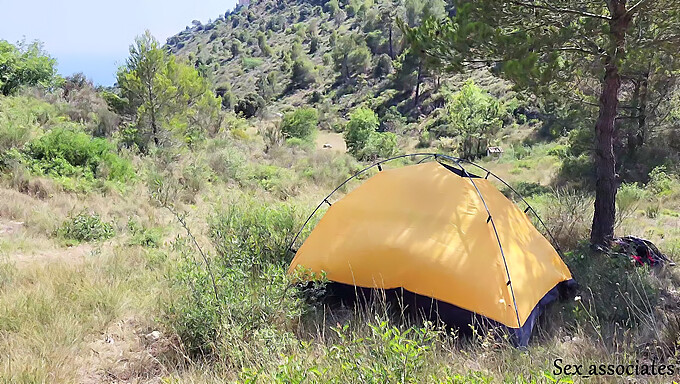 Um Turista Encontra Um Casal Que Se Envolve Em Atividade Sexual Dentro De Uma Tenda Em Um Acampamento De Nudismo, Levando A Um Encontro Intenso.