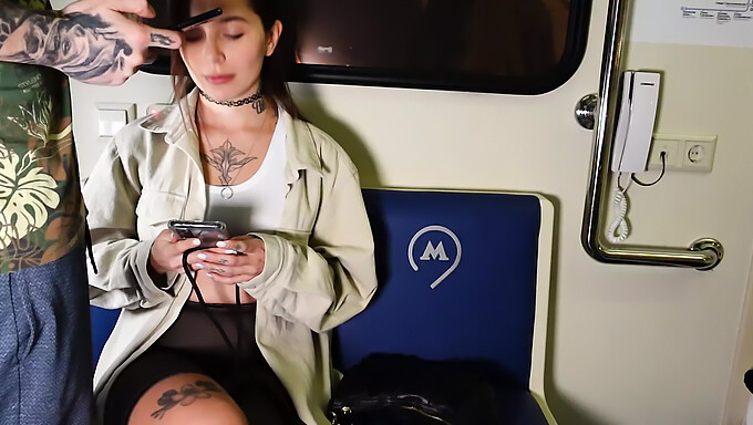 Uma Mulher Russa É Humilhada Publicamente Em Um Carro De Trem.