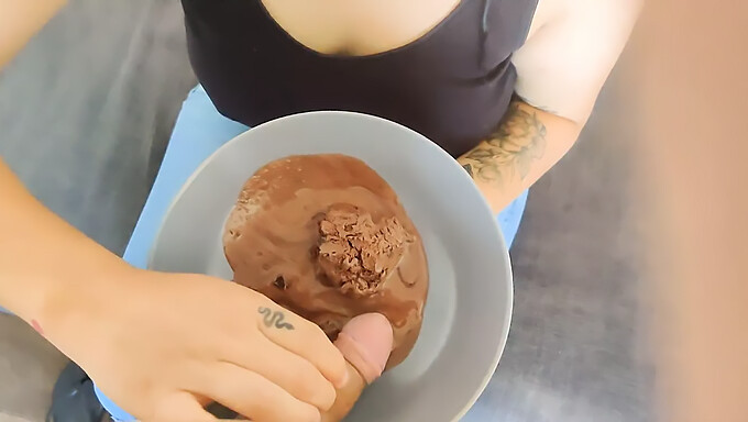 Milf Ama Comer Comida Con Una Polla En Este Video Temático De Helado