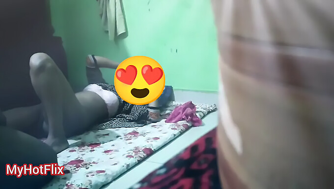 Brincadeira Sensual Com Bhabhi Deslumbrante De 18 Anos Capturada Em Câmera Escondida