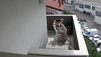 Une Jeune Fille Latine Surprise En Train De Se Faire Plaisir Sur Le Balcon Par Son Voisin