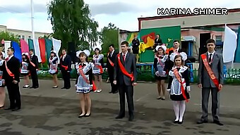 Russiske Skolepiger Danser Rundt I Deres Korte Nederdele