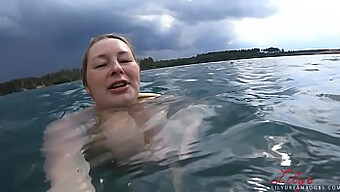 Vällustig Amatör Bikini Babe Visar Upp Sina Kurvor