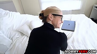 Blond Milf Får Reda På Att Hennes Son Tittar På Hardcore Styvmamma-Porr