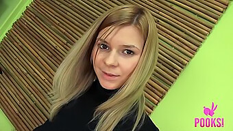 Den Russiske Tenåringen Elizabeth J Avslører Sin Slanke Figur Og Barberte Blonde Skjønnhet I En Softcore-Poseringsvideo På Pooksi.Com.