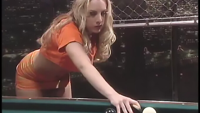 Een Goed Bedeelde Blondine Neemt Deel Aan Openbare Groepsseks Met Orale, Anale Vingerzetting En Een Poolstick.