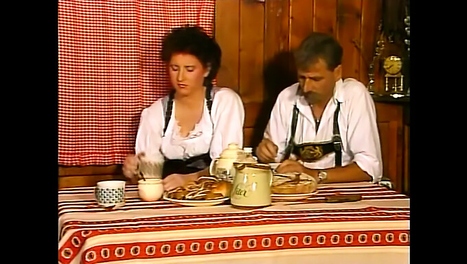 Vintage Alman Heidi, Tüylü Retro Bir Videoda Vahşileşiyor